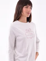 Remera blanca de manga larga con cuello redondo y estampado frontal con la frase "All my love darling" en color celeste.