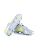 Championes de fútbol Umbro Touch FG, color blanco con detalles en naranja.
