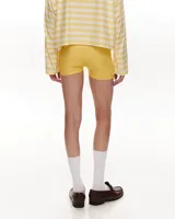 Microshort amarillo de lycra, corte ajustado y tiro medio.