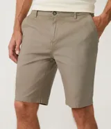 Bermuda masculina de corte slim, confeccionada en sarga lisa color blanco. Cuenta con bolsillos laterales, cierre con botón y cremallera, y trabillas para cinturón.