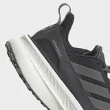 Championes de running Adidas Ultraboost color negro con detalles en gris. Cuentan con tecnología Climawarm, mediasuela Light Boost y suela de caucho Continental.