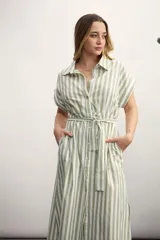 Vestido camisero midi a rayas verticales verdes y blancas, con cuello camisero, mangas cortas y lazo en la cintura.