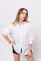 Camisa marrón de lino, corte oversize, con cuello clásico y mangas largas.