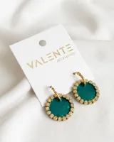 Aros colgantes dorados con base circular de acrílico verde esmeralda y borde con strass.