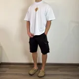 Bermuda de jean celeste con bolsillos cargo laterales y traseros.