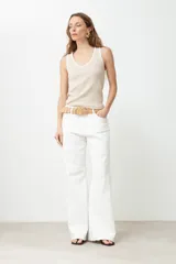 Pantalón de jean blanco, tiro alto, de corte ancho (wide leg) y largo.