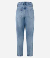 Pantalón mom jeans celeste con cintura alta, trabillas, cierre con botones, bolsillos y deshilachados.