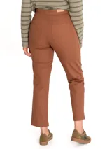 Pantalón de pierna recta color ladrillo, tiro alto y bolsillos estilo carpintero. Confeccionado en algodón orgánico.