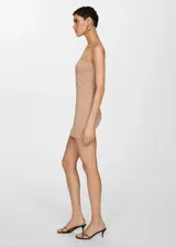 Minivestido strapless color beige, de corte ajustado y tejido elástico.