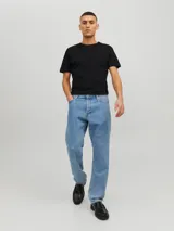 Camiseta negra de manga corta y cuello redondo, corte slim.
