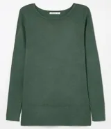 Suéter de punto color verde, con cuello barco, mangas largas y textura acanalada.