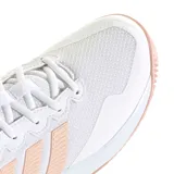 Championes deportivos Adidas Game Court 2, color blanco con detalles en rosado pálido en las tres franjas laterales, forro interior y suela exterior. Presentan una construcción de malla transpirable y refuerzos sintéticos.