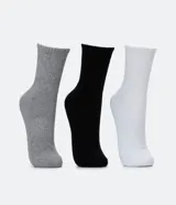 Kit de tres pares de medias deportivas blancas de caña media con suela de toalla.
