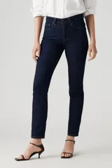 Jeans de tiro alto color azul oscuro, ajustados en cadera y muslos, con pierna recta y cierre de cremallera.