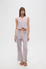 Pantalón de algodón a rayas verticales en tonos azul, rojo y beige, de corte recto y tiro alto.