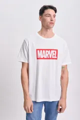 Remera blanca de manga corta con el logo de Marvel en rojo.