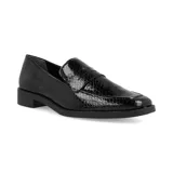 Mocasín color caramelo con textura de piel de serpiente, capellada lisa y suela plana negra.