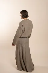 Falda larga marrón con textura de espiga, de corte acampanado y cintura alta.