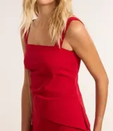 Blusa de bretel ancho confeccionada en bengalina con viscosa certificada, con escote cuadrado, fruncido en el lateral y bajo asimétrico.