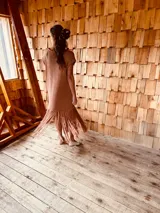 Vestido midi tejido en hilo brillante color cobre, con mangas cortas, corte oversized y flecos en el ruedo.