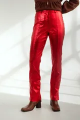 Pantalón de vestir de cuero sintético color cobre, de corte recto y tiro alto.