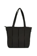 Bolso shopper negro con diseño acolchado y logo de la marca en la parte inferior.