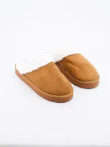 Pantuflas cerradas color marrón con interior de piel sintética blanca y suela de goma.
