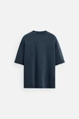 Camiseta azul con efecto lavado, corte holgado, cuello redondo y mangas cortas.