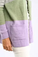 Cardigan largo de tejido de punto grueso, con diseño color block en tonos gris, verde y lila.