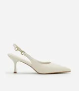Zapato slingback color blanco hueso, con punta fina, tacón kitten y tira trasera ajustable con hebilla dorada.