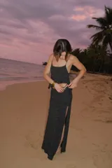 Blusa larga atrás y corta adelante con breteles finos regulables.