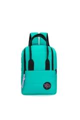 Mochila Trendy color turquesa con diseño acolchado, doble asa de mano y tiras de espalda acolchadas regulables. Incluye cierre principal, bolsillo frontal con cierre y logo de la marca en el frente.