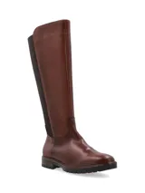Bota de cuero marrón con elásticos laterales, caña alta y suela track.