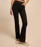 Pantalón boot cut de jeans negro, con bolsillos delanteros y traseros, cierre con botón y cremallera, y trabillas en la cintura.