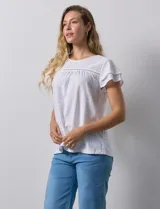 Blusa blanca de tejido pointelle con manga corta con volados y cuello redondo.
