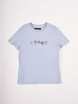 Remera de manga corta color celeste claro con cuello redondo y un pequeño estampado lineal de cinco macetas con flores en el centro del pecho.