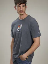 Remera celeste de algodón con cuello redondo y estampado de dos pomos de pintura con la inscripción "Benn & Thoms, More Archive".