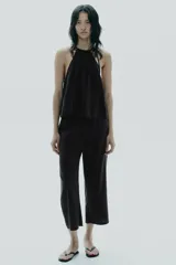 Top marrón con cuello halter ajustable con lazada.