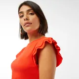 Camiseta roja de punto con cuello redondo y mangas cortas con volantes.
