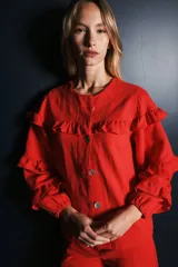 Campera de jean gris oscuro con volados en el frente y las mangas, de corte recto y largo a la cadera.