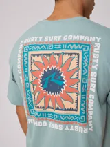 Remera negra de algodón con estampado en la espalda con el logo de Rusty Surf Company en forma de sol con motivos tribales en colores pastel.