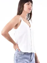 Musculosa negra con escote en V y botones frontales. Los tirantes son ajustables con hebillas metálicas.