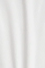 Top corto blanco de punto acanalado, corte ajustado, con mangas cortas y escote bote.