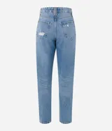 Pantalón mom de jeans celeste con trabillas en la cintura, cierre con botón y cremallera, bolsillos y deshilachados.