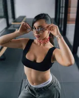 Top deportivo negro con escote redondo y breteles anchos.