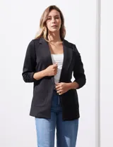 Blazer negro marca Robert Louis, con cuello con solapa, abertura central con botón, bolsillos delanteros y mangas 3/4 con frunces.