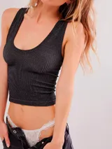 Musculosa negra de tejido de punto con escote redondo.