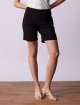 Short negro de gabardina elastizada con pretina ancha y bolsillos delanteros.