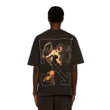 Camiseta negra de corte oversize con estampado frontal que incluye el texto "Off-White" y una imagen de un instrumento musical de cuerda (posiblemente un violín o guitarra) estilizado.