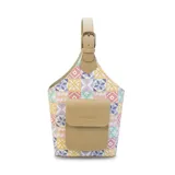 Bolso matero con diseño a cuadros color lila y blanco, con bolsillo frontal color beige y manija superior con hebilla.